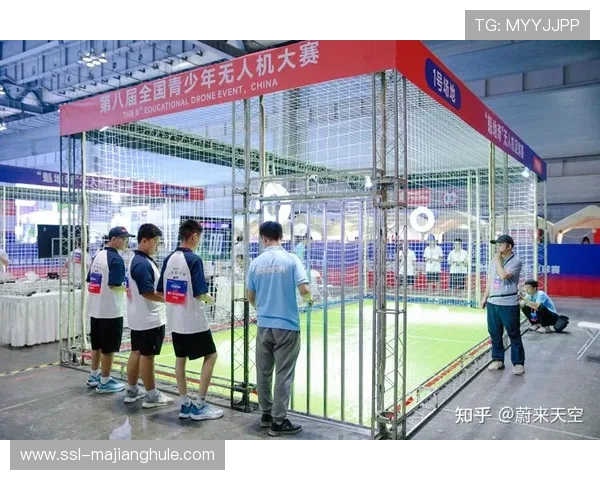 无人机足球锦标赛设编程挑战区，吸引青少年参与